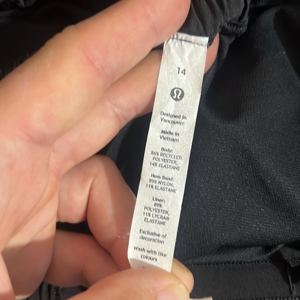 Lululemon Curvy Fit Hotty Hot Shorts High-Rise Long in Black, size 14 - Picture 9 of 16